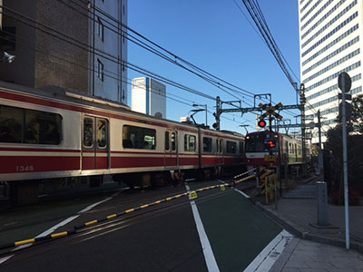 東京で。踏切を久しぶりに見ました。