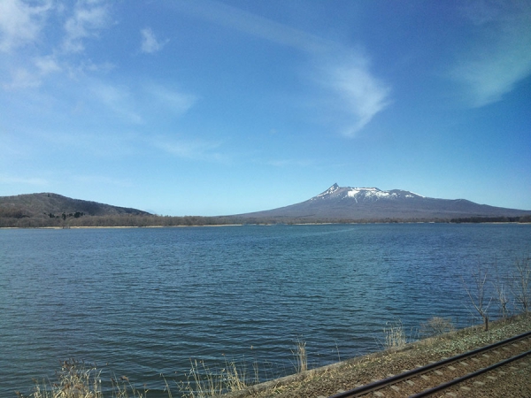 今月の一枚は、晩秋の函館近くの大沼と駒ヶ岳のショット。毎週札幌と函館を往復する毎日ですが、こんな雄大な景色に癒やされるというのも北海道ならではですね。
